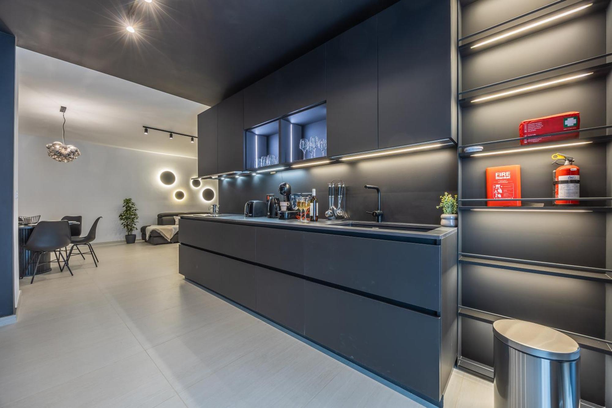 Loftnoir Spacious & Very Close To Seafront *